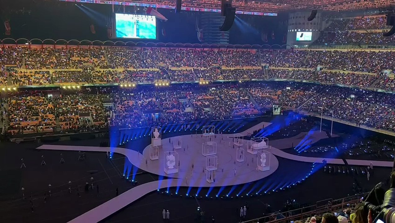 Milano, gli attimi iniziali della cerimonia d'apertura dei Giochi: lo stadio non è pieno