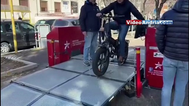Ad Andria Polizia a caccia di bici elettriche e monopattini potenziati : scattano sanzioni