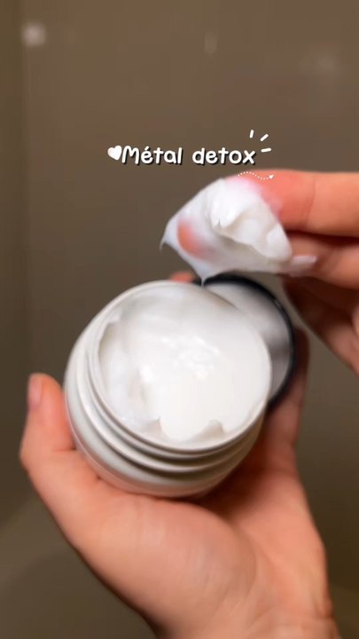 Cheveux qui glissent.Brillance instantanée.Zéro lourdeur.Le Metal Detox, c'est ce glow clean et fluide dès le rinçage.Toucher soyeux, cheveux qui captent la lumière