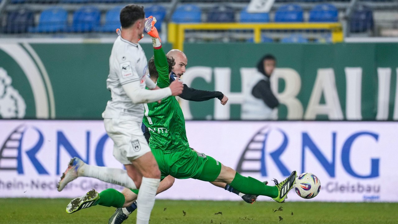 Lohkemper bestraft Schmitts Ausflug: Mannheim zittert sich zum Sieg