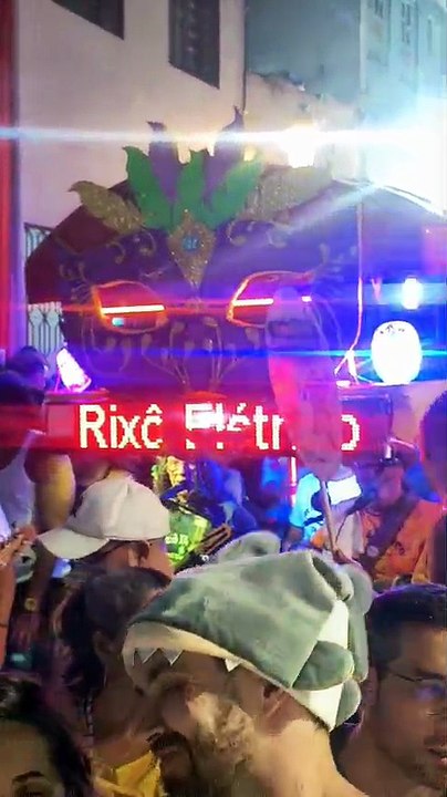 VÍDEO: Santo Antônio Além do Carmo fica lotado com festa, trio elétrico e música alta na véspera do Carnaval