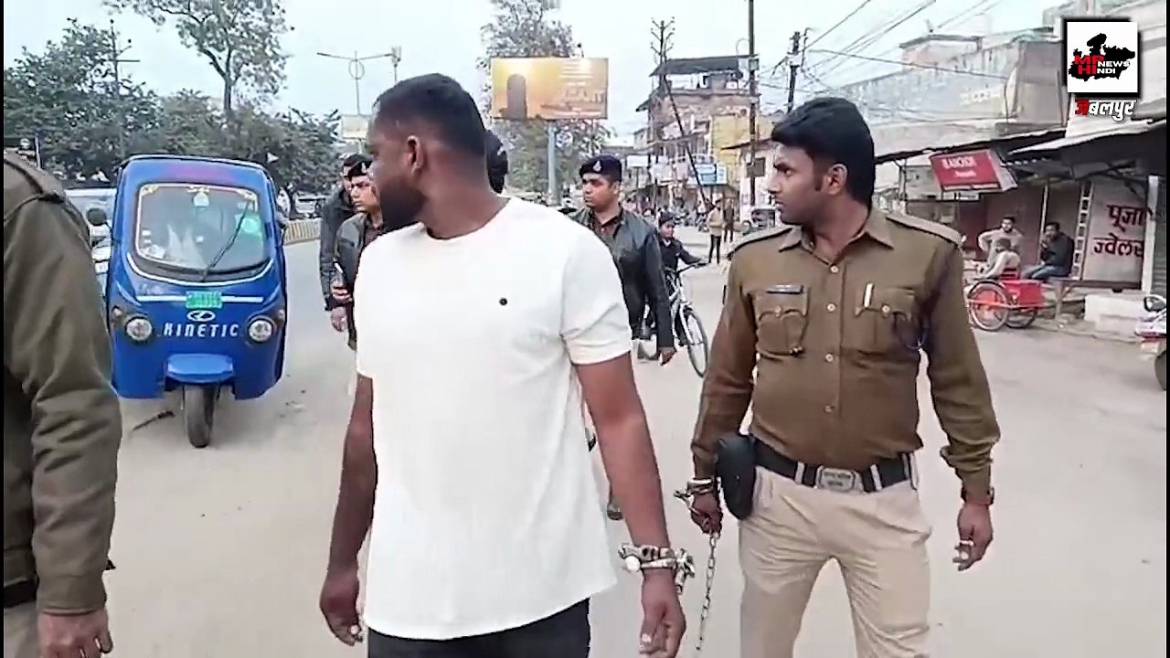 नर्मदा किनारे चल रहा था शराब गोरखधंधा, पुलिस नेआरोपी को पकड़कर निकाला जुलूस