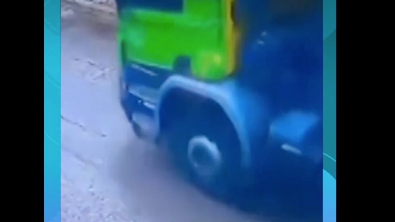 Strada appena asfaltata cede sotto un camion: il video scatena la rabbia dei residenti