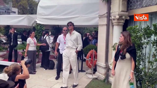 Venezia 82, Jacob Elordi lancia baci alla fan appostate in attesa del suo arrivo al Lido