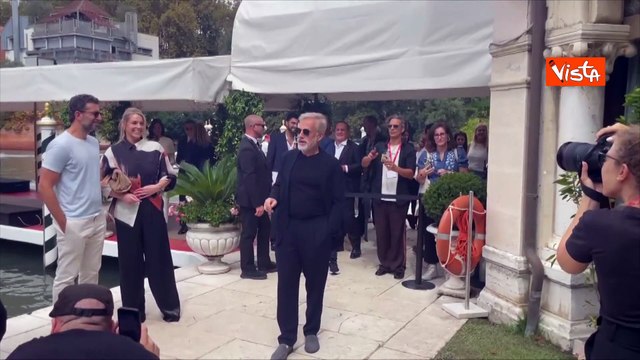 Buongiorno , Christoph Waltz saluta i fotografi al suo arrivo al Lido per Venezia 82