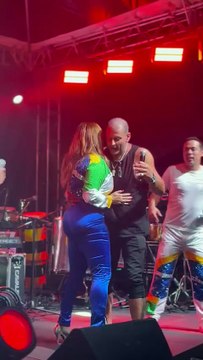 Subiu até no palco! Ator famoso 'se esbalda' em festa nos Estados Unidos com show do É o Tchan; veja fotos