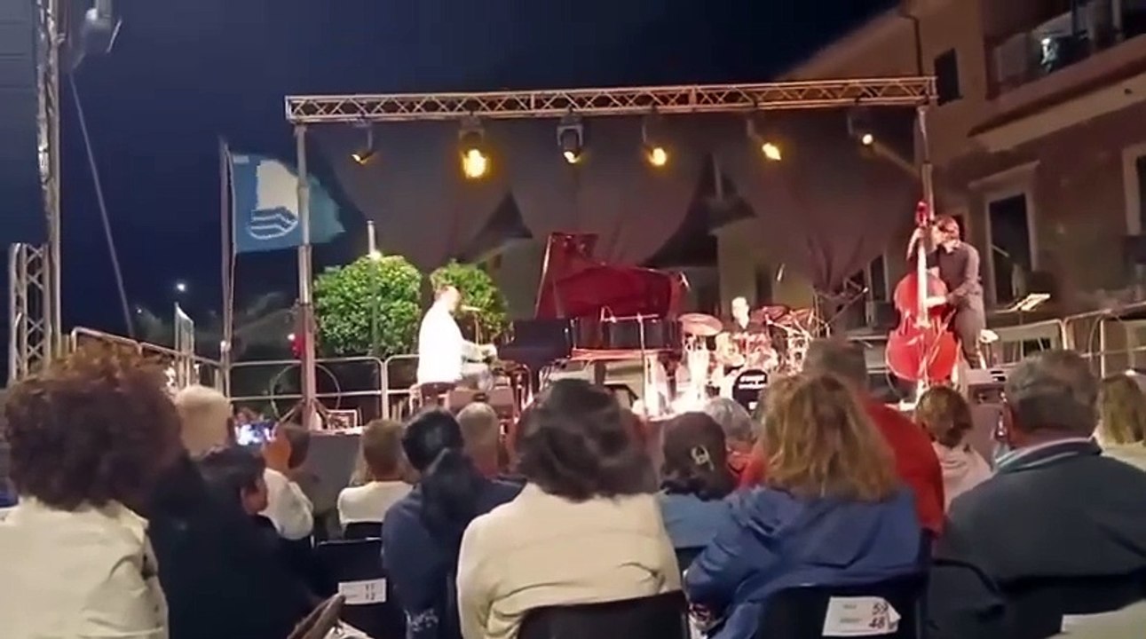 Crolla la struttura del palco durante il concerto di Raphael Gualazzi ad Agnone Cilento: attimi di paura tra il pubblico