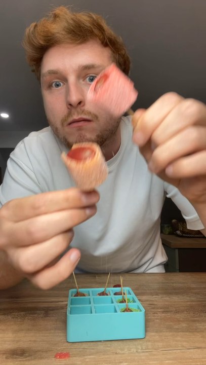 Tanghulu aux bonbons croustillants 😱✨ ma nouvelle passion, c’est d’assembler des trends 😂 Les tanghulu et les bonbons croustillants au congélateur ✨ Tu as déjà testé les deux ? Bah teste-les en même temps maintenant ahah 😂