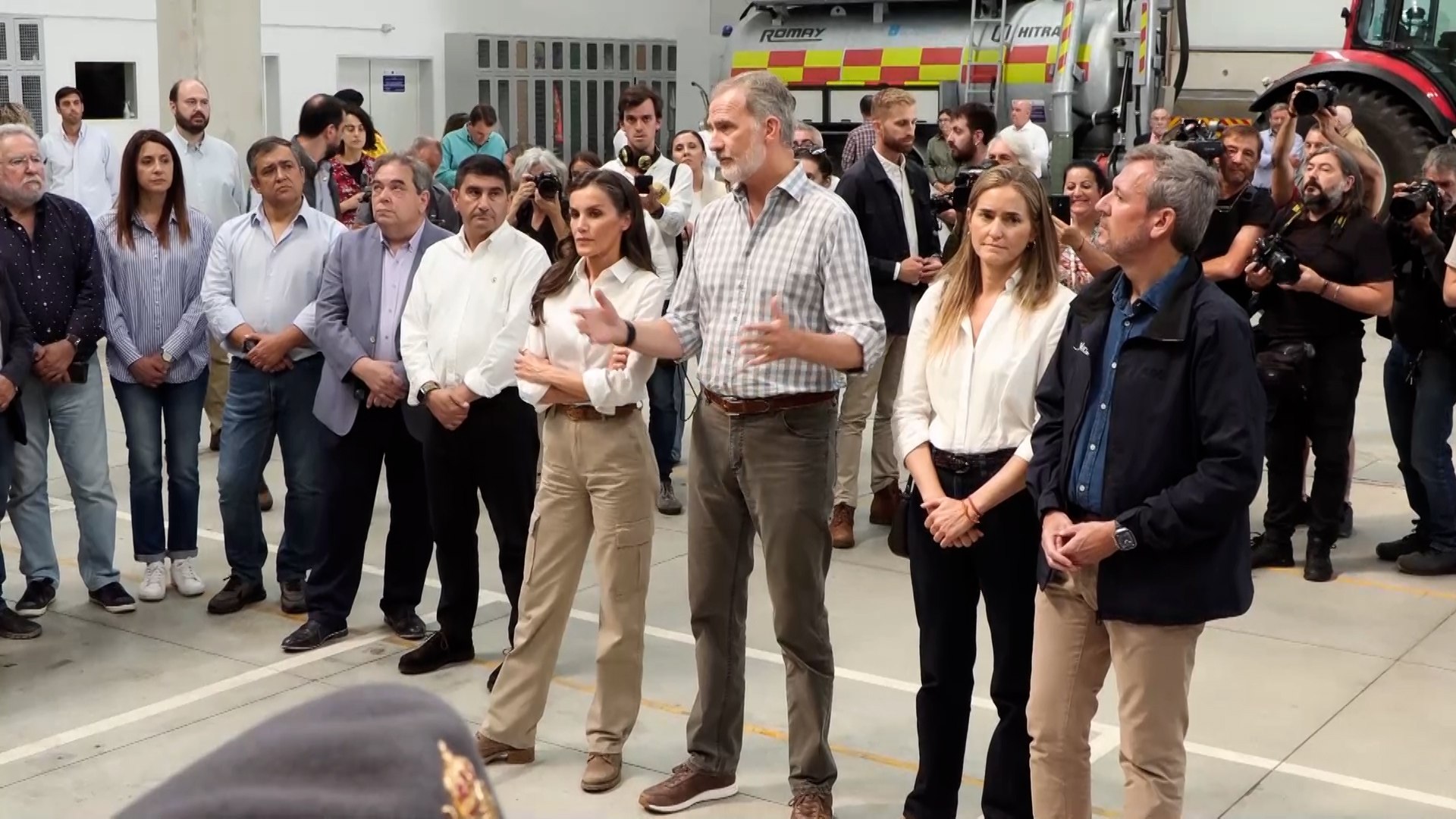 Los reyes, acompa�ados por la vicepresidenta tercera y ministra para la Transici�n Ecol�gica y el Reto Demogr�fico, Sara Aagesen, han llegado este jueves a Ver�n (Ourense) para conocer de primera mano los da�os causados por los incendios forestales en la provincia gallega y saludar a los efectivos que participaron en las tareas de extinci�n.
En su primera parada en la provincia ourensana, han visitado el Centro de Coordinaci�n del Distrito Forestal XIV, al que han llegado pasadas las 12:30 horas.