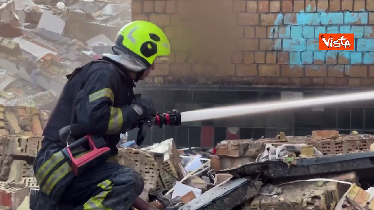 Attacchi russi a Kiev, i soccorritori cercano sopravvissuti e vittime tra le macerie