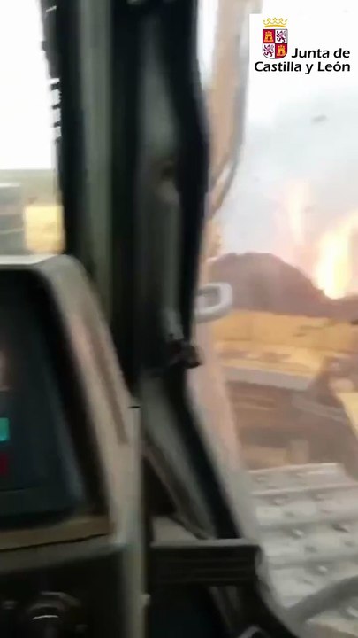 Un bulldozer lucha contra las llamas en el incendio de Porto en Zamora