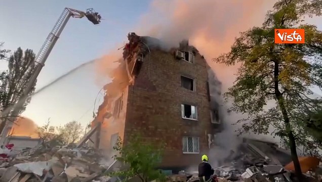 Attacchi russi a Kiev, i soccorritori cercano sopravvissuti e vittime tra le macerie