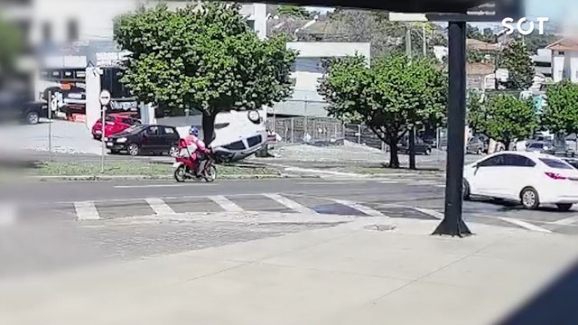 Condutora passa mal e acaba capotando veiculo após colidir em carro estacionado na Av. Rocha Pombo em Cascavel