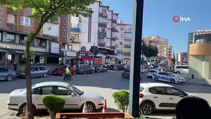 Yurtta güzel şeyler de oluyor! Trafik polisinden yürek ısıtan görüntü