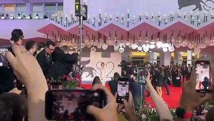 La bellissima Emma Stone arriva a Venezia