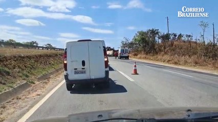Acidente entre carreta e carro de passeio deixa três feridos na BR-060 sentido Brasília
