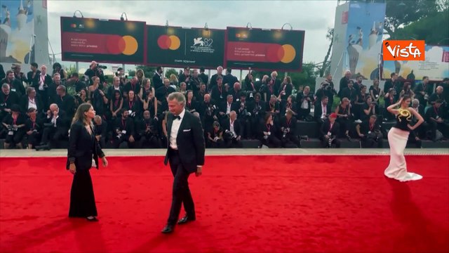 Venezia 82, una modella sfila sul red carpet con un abito decorato da un serpente dorato