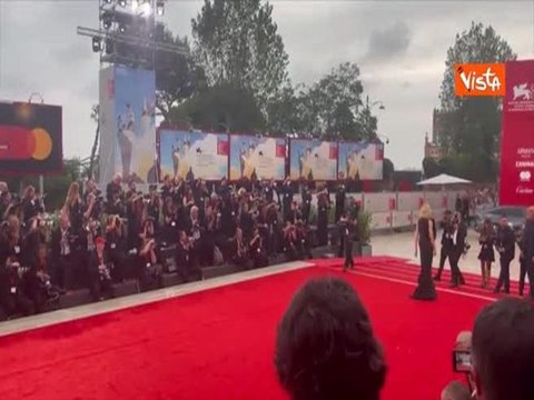 Venezia 82, Cate Blanchett sul red carpet della Mostra in total black con scollatura gioiello