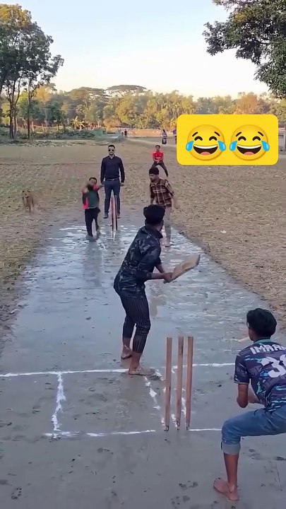 Aise bowled kon karta hai 😆😆😂 cricket