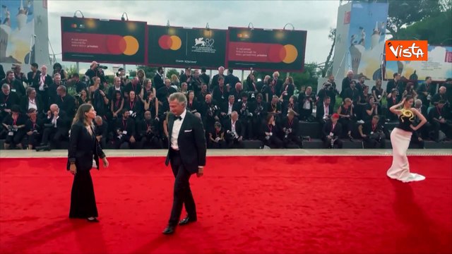 Venezia 82, una modella sfila sul red carpet con un abito decorato da un serpente dorato