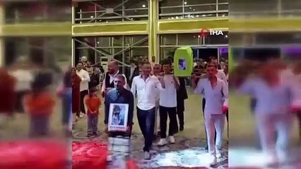 Düğün salonuna tabutla girdiler, davetliler ne yapacağını şaşırdı
