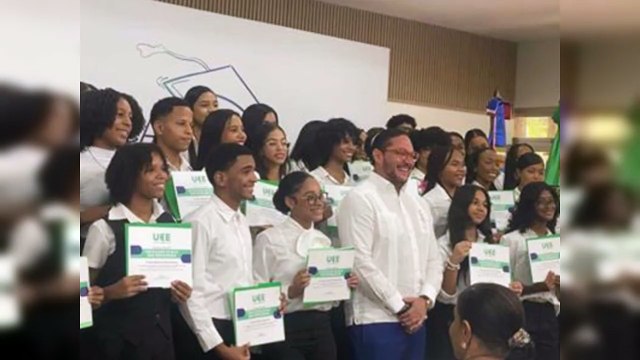 Otorgan 50 becas universitarias a estudiantes de bajos ingresos