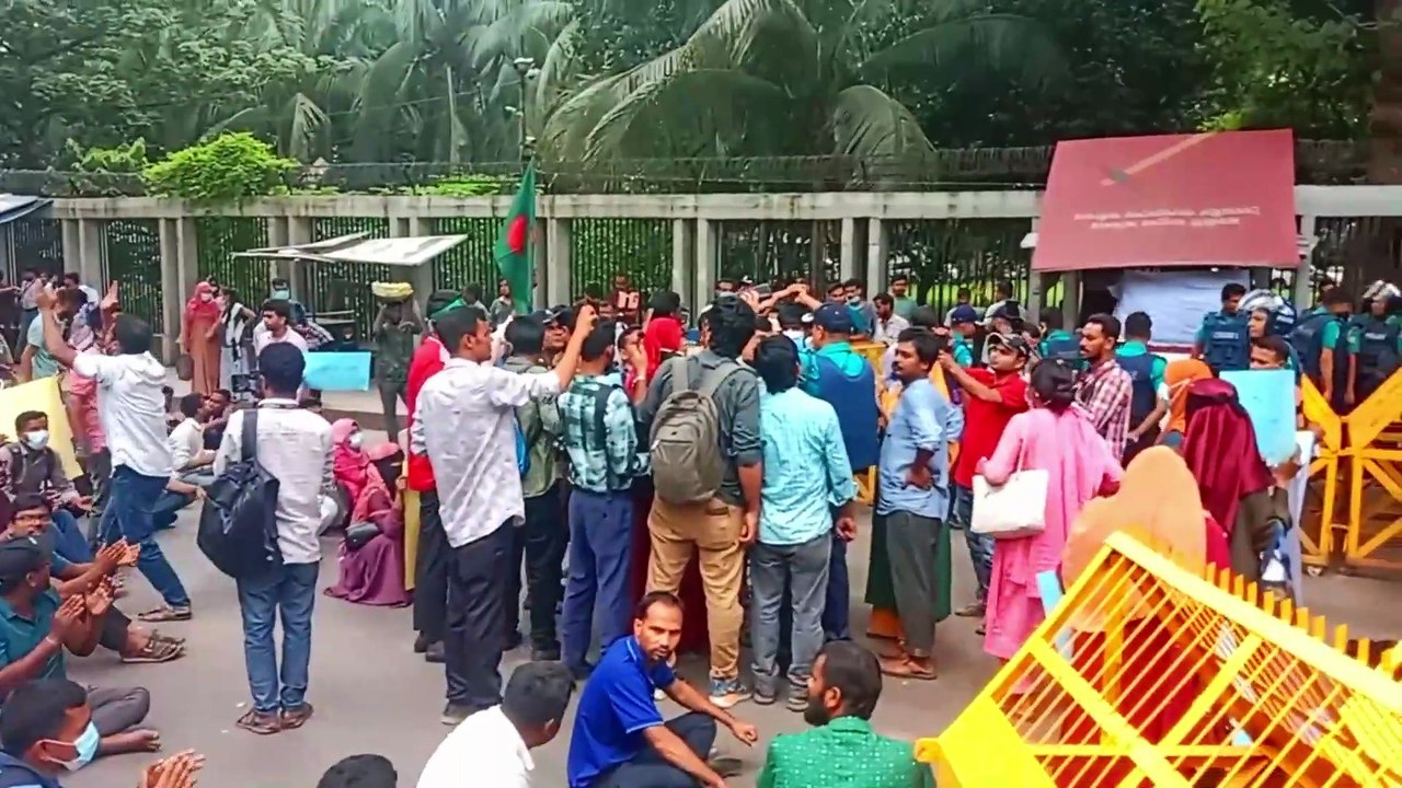 চাকুরীর আবেদনের সুযোগের দাবীতে ৩২ বছর পার হওয়া চাকুরী প্রত্যাশীদের অবস্থান কর্মসূচি