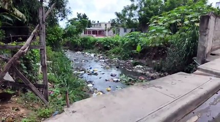 Una cañada afecta a familias en Los Alcarrizos desde hace más de cinco años