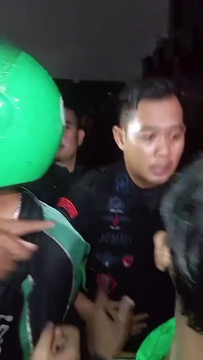 Perwakilan Brimob menemui massa pengemudi ojol yang datang ke Mako Brimob, Kwitang, Jakarta Pusat, Kamis (28/8/2025).