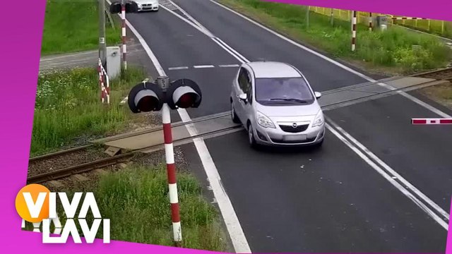 Tren embiste a carro que quedó atrapado en las vías