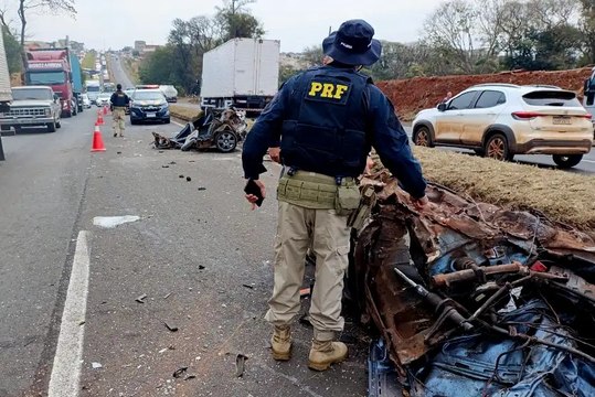 Acidente grave deixa veículos destruídos na BR-376, em Sarandi