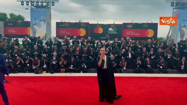 Venezia 82, look sofisticato per Noomi Rapace sul red carpet in pantaloni e soprabito con strascico