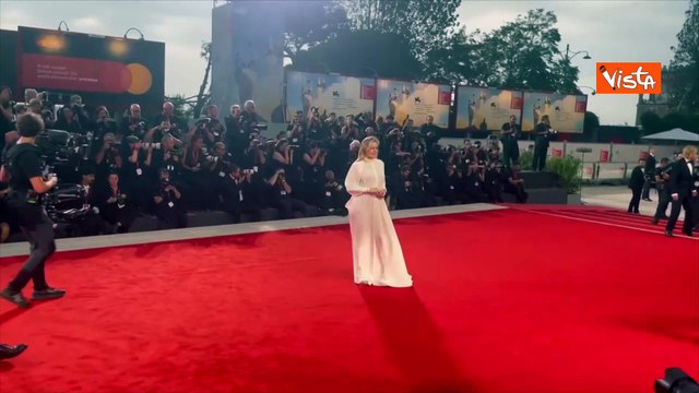 Venezia 82, Alicia Silverstone in abito bianco modello chemisier sul red carpet