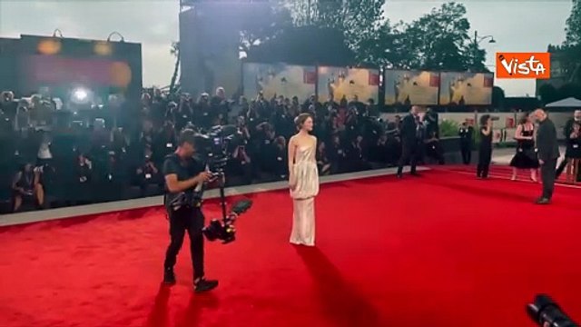 Venezia 82, Emma Stone brilla sul red carpet della Mostra del Cinema in un abito a palloncino