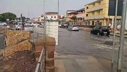 Violento temporale a Porto Torres: la rete fognaria salta, i liquami arrivano in spiaggia
