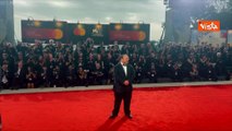Venezia 82, Stavros Halkias sul red carpet del film Bugonia