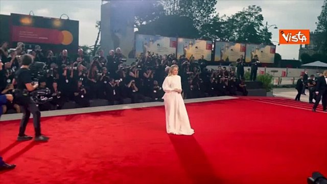 Venezia 82, Alicia Silverstone in abito bianco modello chemisier sul red carpet