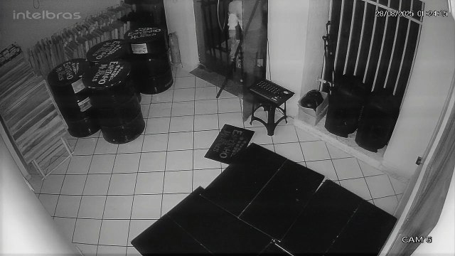 Ladrão arromba grade, furta dinheiro, celular e quebra equipamentos de espetinho no Farol