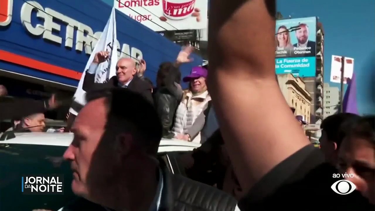 Javier Milei é retirado às pressas de carreata na Argentina