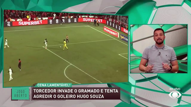 Torcedor do Athletico-PR invade campo e tenta agredir Hugo Souza, do Corinthians