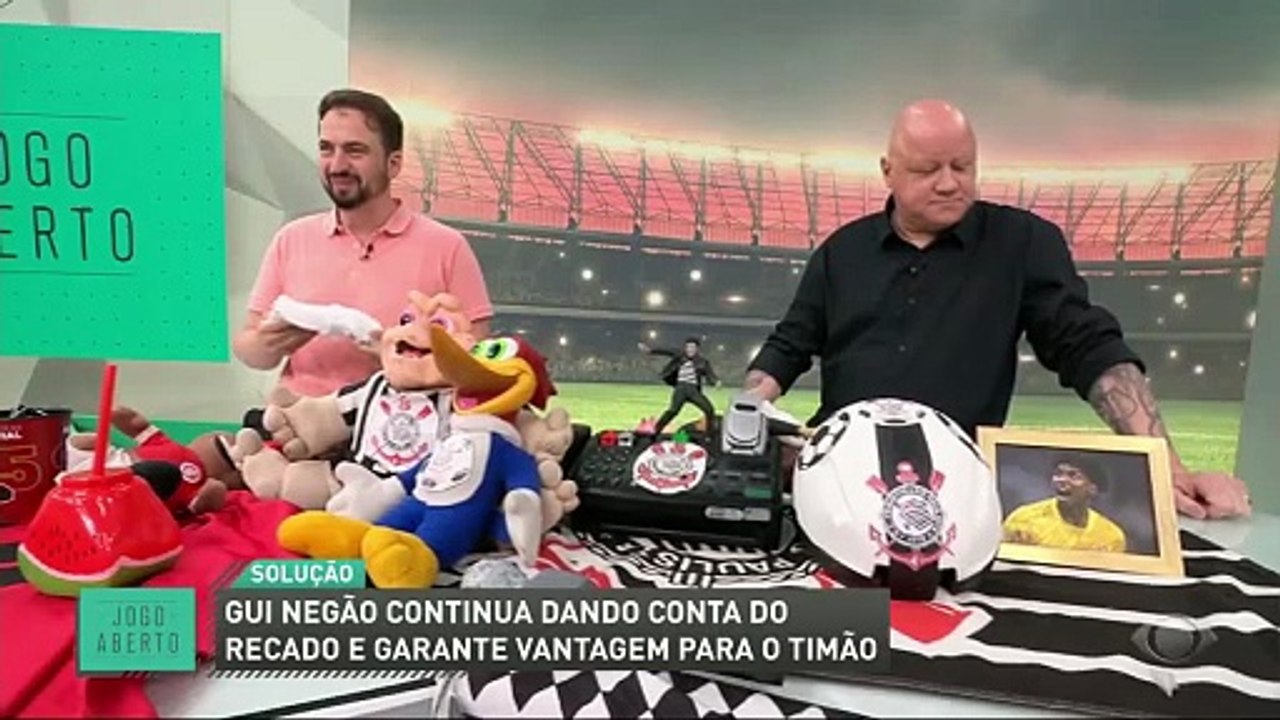 Zoeira Jogo Aberto: Cappellanes vê Corinthians favorecido pelo apito e exibe ‘troféu manchado’