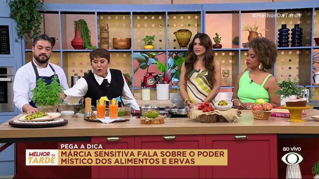 Márcia Sensitiva ensina os poderes místicos de alimentos e ervas