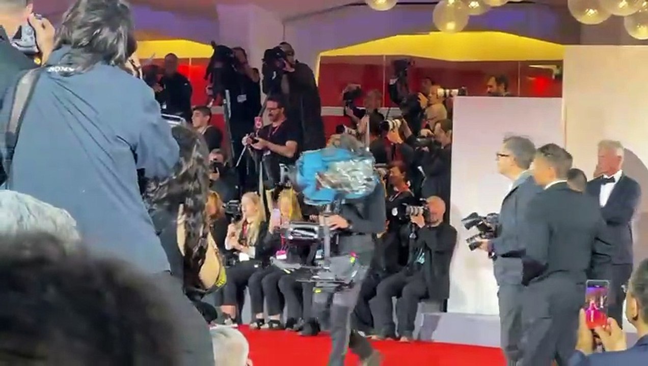 Venezia, sul red carpet George Clooney con la moglie Amal