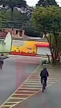 Idosa parte pra luta e põe ladrão pra correr em plena luz do dia em Colombo