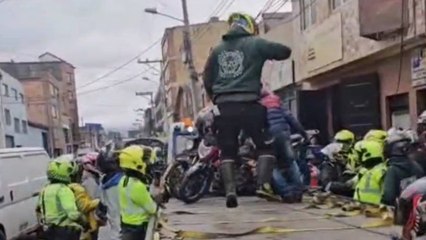VIDEO | Control acabó en fuerte pelea: motociclistas la protagonizaron y hubo medidas