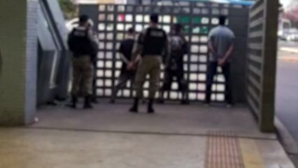 Jovens são abordados pela Polícia Militar no Terminal Oeste