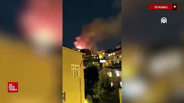 İstanbul Beyoğlu'nda binanın çatı katında çıkan yangın söndürüldü