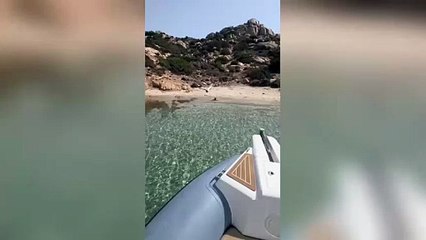 A Budelli con il gommone sulla spiaggia: estate cafona per il giornalista-influencer Piero Armenti