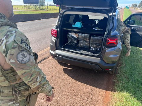 PRF apreende quase 200 kg de maconha e recupera veículo roubado na BR-277, em Cascavel