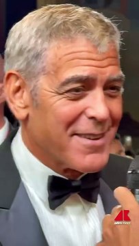 George e Amal Clooney incantano Venezia 82: eleganza sotto la pioggia al red carpet di Jay Kelly